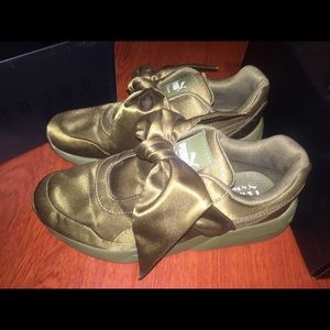 Fenty X Puma Women's bow sneaker (olive)